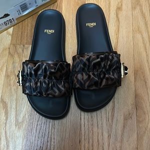 Fendi feel brown satin slides